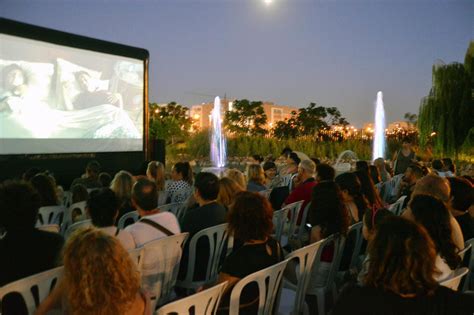 tomares cine de verano|El legendario cine de verano de Tomares cierra tras casi 60 años。